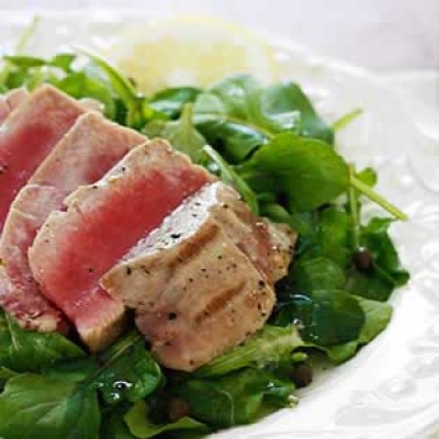 Gegrilde tonijn op rucola met citroen vinaigrette